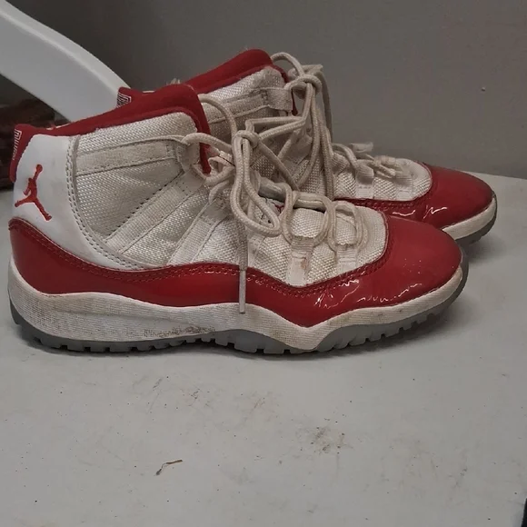 Jordan Kids Sneakers in Red and White - Picture 2 of 6